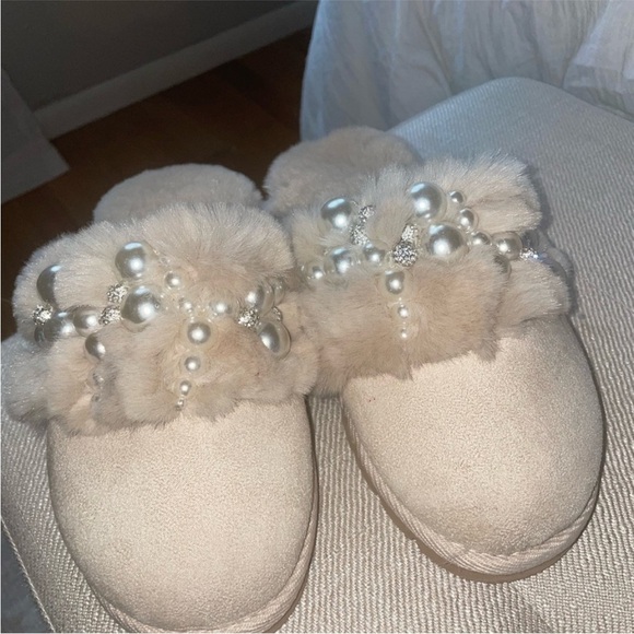 Express Cream Pearl Embellished Slippers - Picture 3 of 10
